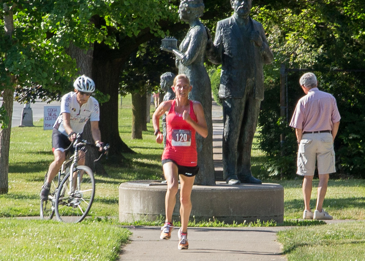 Melissa Johnson-White blazes to the finish line!